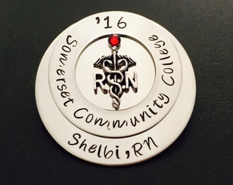 Personalisierte Pin für RN LPN oder Caduceus /bsn /Nurses / Krankenschwester Student / Pflege Pinning Zeremonie / RN Pin / Lpn Pin / Pflege Absolvent #41
