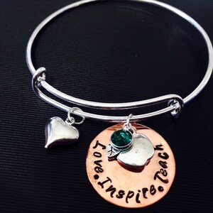 Bracelet de bracelet d’enseignant personnalisé, estampillé à la main initiale / nom - cadeau de l’enseignant - personnalisé, pour l’enseignant - disque de cuivre