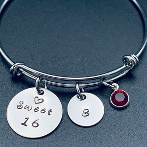 Personalisierte süße 16 Armband/sweet 16 Armband/Geschenk für süße 16/ Geschenk für Teenager,/16. Geburtstagsgeschenk / Hand gestempelt / Charm Armband/Bday