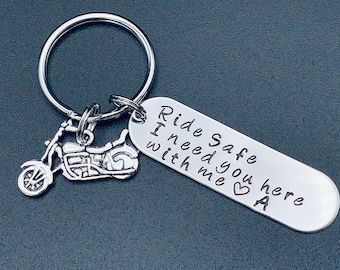Paseo seguro estampado a mano Te necesito aquí conmigo Llavero / Regalo para él-Regalo para ella / Regalo personalizado