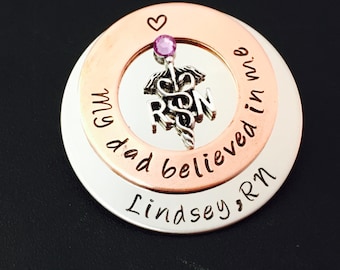 Personalisierter Pin für RN LPN oder Caduceus / bsn / Krankenschwestern / Stillstudent / Stillanstecker / RN Pin / Lpn Pin / Stillabsolvent #88