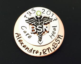 Hand gestempelt Pin für RN, Lpn, BSN oder Caduceus / Krankenschwestern / Krankenschwestern Student / Pflege Pinning Zeremonie / RN Pin /Lpn Pin/Nursing Graduate #43v