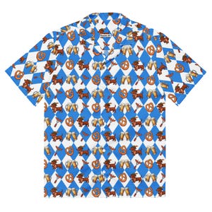 Op de afbeelding: Een shirt met korte mouwen met een herhalend patroon van teckels, pretzels, bierpullen en worstjes op een blauw en wit ruitpatroon. Het shirt heeft een klassieke kraag en is gemaakt van een lichte stof.