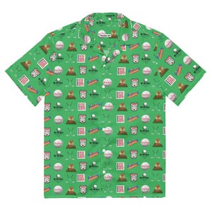 Puede incluir: Camisa verde de manga corta con un estampado de temática golfística. El diseño incluye pelotas de golf, palos de golf, perritos calientes y un castor de dibujos animados. El texto "BE THE BALL" se repite. Cierre de botones.