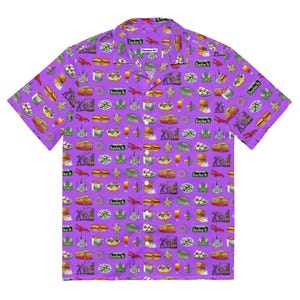 Peut inclure: Une chemise à manches courtes avec un fond violet et un motif répété d'icônes sur le thème de la Nouvelle-Orléans. Le motif comprend des images de nourriture, de boissons, de tramways et de monuments. La chemise a un col classique.
