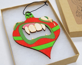 Adorno cortado con láser y pintado a mano del infierno, adorno torturado, color rojo y verde