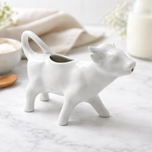Jarra de crema de cerámica blanca con forma de vaca, estilo moderno de mediados de siglo, jarra de cocina minimalista de estilo rústico.