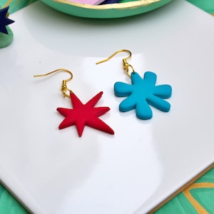 Red and Blue Kiki Bouba Earrings – Linguistics Inspired Abstract Acrylic, Cognitive Science Jewelry, Mismatched Statement Gifts for Her