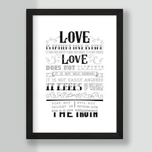 Könnte beinhalten: Schwarz-weißes Typografie-Druck mit einem Zitat über die Liebe. Das Zitat lautet: "Liebe ist geduldig, Liebe ist gütig. Sie beneidet nicht, sie prahlt nicht, sie ist nicht stolz. Liebe erniedrigt nicht andere. Sie ist nicht selbstsüchtig. Sie lässt sich nicht leicht provozieren. Sie trägt keine Rechenschaft über Unrecht. Liebe freut sich nicht über das Unrecht, sondern freut sich mit der Wahrheit."