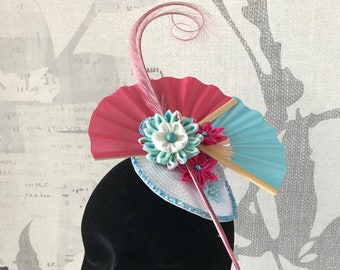 Roze en blauwe kanzashi bloem fascinator hoed hoofddeksel