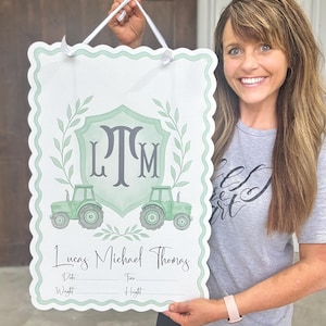 Colgador de puerta con anuncio de nacimiento de tractor agrícola – Letrero personalizado con nombre de bebé – Decoración de habitación infantil con monograma verde – Regalo personalizado para bebé niño