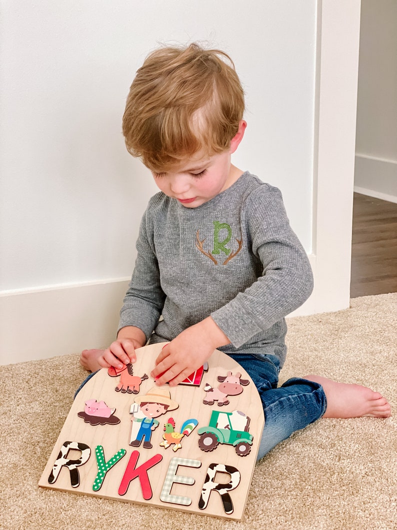 Pu&ograve; includere: Un set di tre tazze in ceramica con finitura opaca e macchiettata. Le tazze sono nei toni del crema, grigio chiaro e grigio scuro. Ogni tazza ha un design semplice e minimalista.