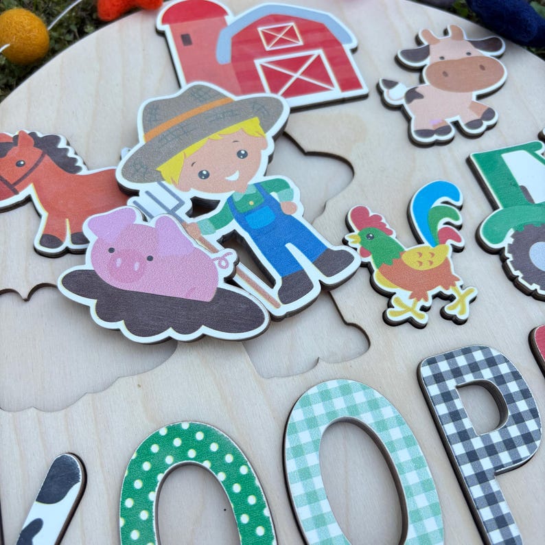 Pu&ograve; includere: Puzzle in legno a tema fattoria con ritagli colorati di animali e personaggi della fattoria. Include un contadino, un maiale, un cavallo, una mucca, un gallo, un trattore e un fienile. La parola "LOOP" &egrave; scritta in lettere colorate.