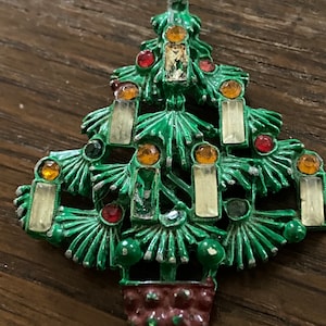 vintage  christmas pin  brooch in colored multi colored rhinestones green enamel Xmas tree