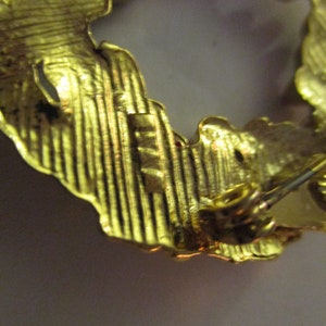 Vintage Christmas Pin Brooch in Gold Colored Metal Holly Wreath Red Bow