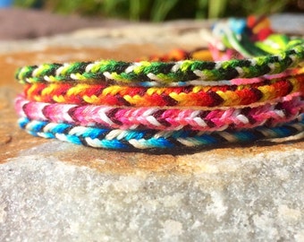 Pulsera de la amistad tejida con efecto degradado: fina, colorida y sencilla.