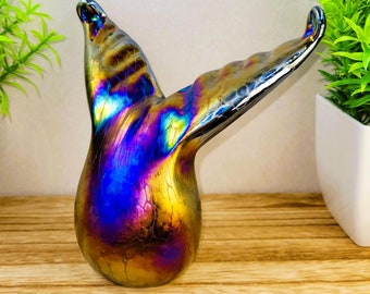 Scultura di coda di balena in vetro iridescente: decorazione artistica oceanica fatta a mano
