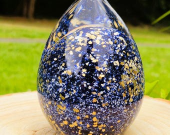 手作りガラス卵型ペーパーウェイト、渦巻き模様の青緑と紫のデザイン