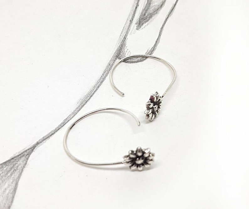 Open hoop earrings with sunflower in sterling silver, daisy earrings, tiny handmade nature earrings, cool earrings, italian jewelry image 3