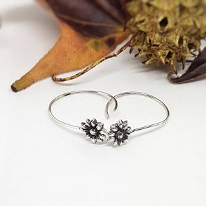 Open hoop earrings with sunflower in sterling silver, daisy earrings, tiny handmade nature earrings, cool earrings, italian jewelry image 6