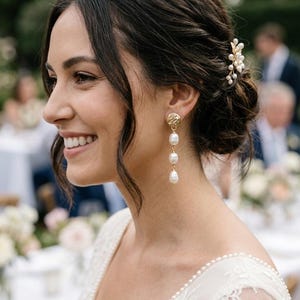 Pendientes colgantes de perlas blancas y latón con forma de serpiente, pendientes largos con perlas, elegantes pendientes de mujer con perlas blancas.