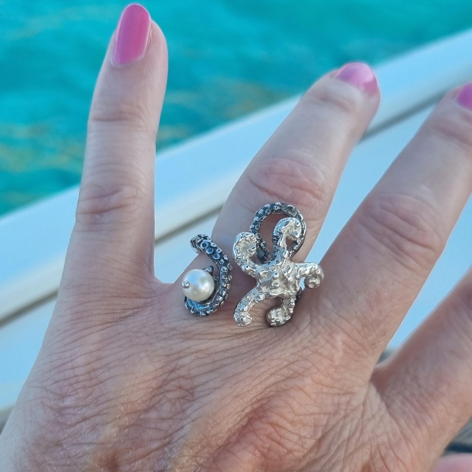 Organic silver ring with starfish and octopus tentacle oxidized and pearl for women, unique ocean cocktail ring, handmade italian jewelry