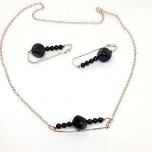 Set 4 Orecchini A Catena E Spilla Da Balia - Ispirati Allo Stile KPOP BTS, Gioielli Moda Coreana In Acciaio Inox Con Mini Panno E Mini Box Trasparente