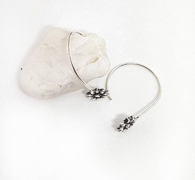 Open hoop earrings with sunflower in sterling silver, daisy earrings, tiny handmade nature earrings, cool earrings, italian jewelry image 2