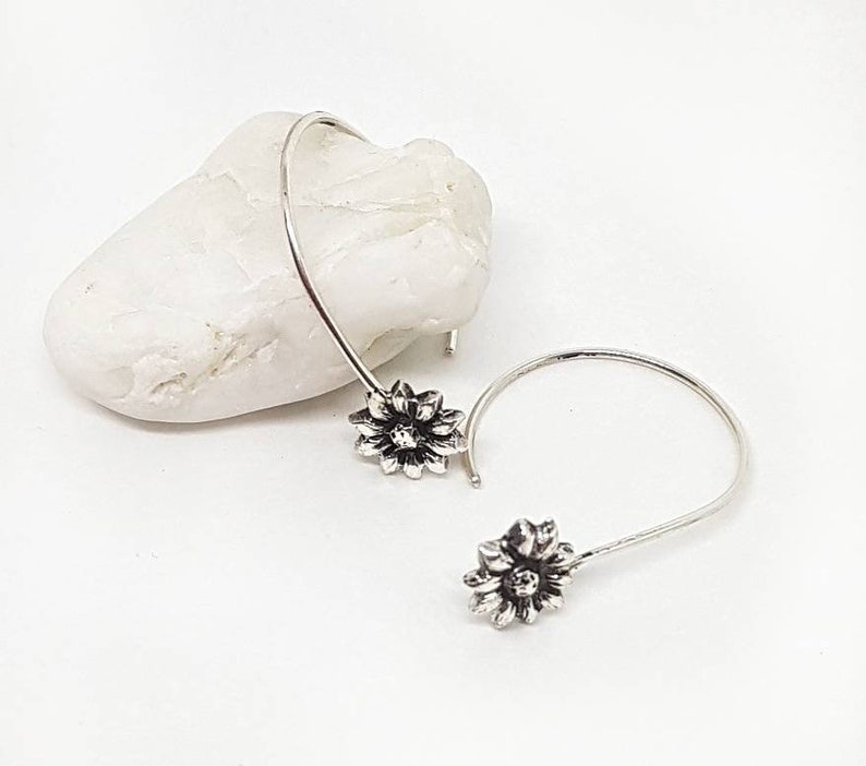 Open hoop earrings with sunflower in sterling silver, daisy earrings, tiny handmade nature earrings, cool earrings, italian jewelry image 1