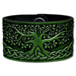 Op de afbeelding: Een groene leren armband met een Keltisch knoopontwerp en een levensboommotief.