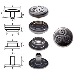 Op de afbeelding: Een set van vier zilverkleurige metalen drukknopen met een decoratief swirl-ontwerp. De drukknopen worden getoond in verschillende stadia van montage, met de bovenste knop, de onderste bus, de basis en de pen.