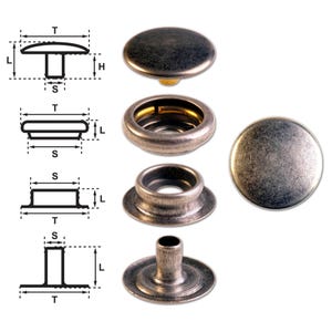 Può includere: Un set di quattro bottoni a pressione in metallo color argento antico. Il set comprende un cappuccio, una boccola, un bottone e un perno. I bottoni a pressione sono utilizzati per unire tessuto o pelle.