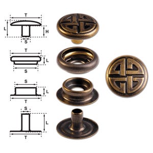 Könnte beinhalten: Ein Satz von vier antiken Messing-Druckknöpfen mit einem dekorativen keltischen Knotendesign. Die Druckknöpfe werden in verschiedenen Montagephasen gezeigt, mit dem oberen Knopf, der unteren Buchse, der Kappe und dem Stift.