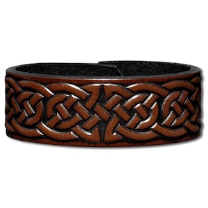 Op de afbeelding: Een bruin leren armband met een Keltisch knoopontwerp. De knoop is in het leer gegraveerd en is donkerbruin van kleur.