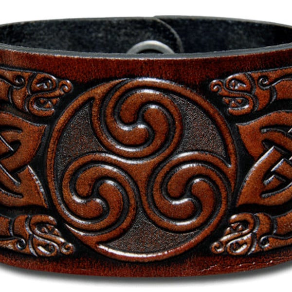 Bracelet en cuir celtique gaufré 48 MM en triskèle de vachette avec kelt. Têtes de dragon (3) marron antique avec bouton pression (sans nickel)