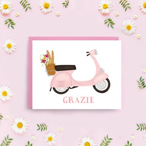 Tarjeta de agradecimiento "Grazie" de Vespa rosa, diseño de inspiración italiana, tamaño A2, saludo elegante con scooter, flores en tonos pastel, interior en blanco