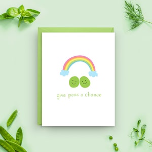 Carte Give Peas a Chance, voeux de jeu de mots arc-en-ciel, enveloppe verte, carte de bébé fantaisiste, intérieur vierge, papier respectueux de l'environnement