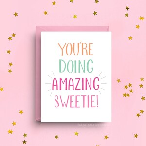 Carte d'encouragement, « You're doing amazing ma chérie », note inspirante, typographie lumineuse, format A2 avec enveloppe rose pastel