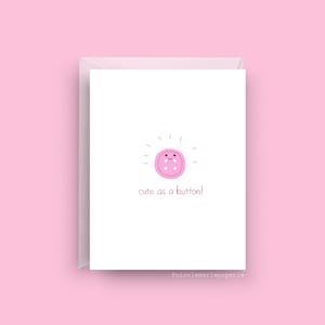 Carte de naissance mignonne comme un bouton, illustration de bouton rose, voeux de nouveau-né, enveloppe rose tendre incluse, design simple et élégant