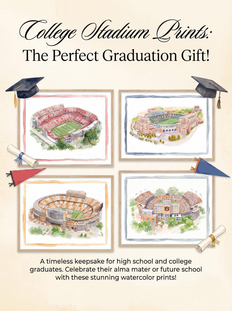 Pode incluir: Quatro impress&otilde;es em aguarela emolduradas de est&aacute;dios universit&aacute;rios dispostas numa grelha. O texto diz College Stadium Prints: The Perfect Graduation Gift! Uma recorda&ccedil;&atilde;o intemporal para graduados do ensino secund&aacute;rio e superior. Celebre a sua alma mater ou futura escola com estas deslumbrantes impress&otilde;es em aguarela! Inclui ilustra&ccedil;&otilde;es de capelos, diplomas e galhardetes.