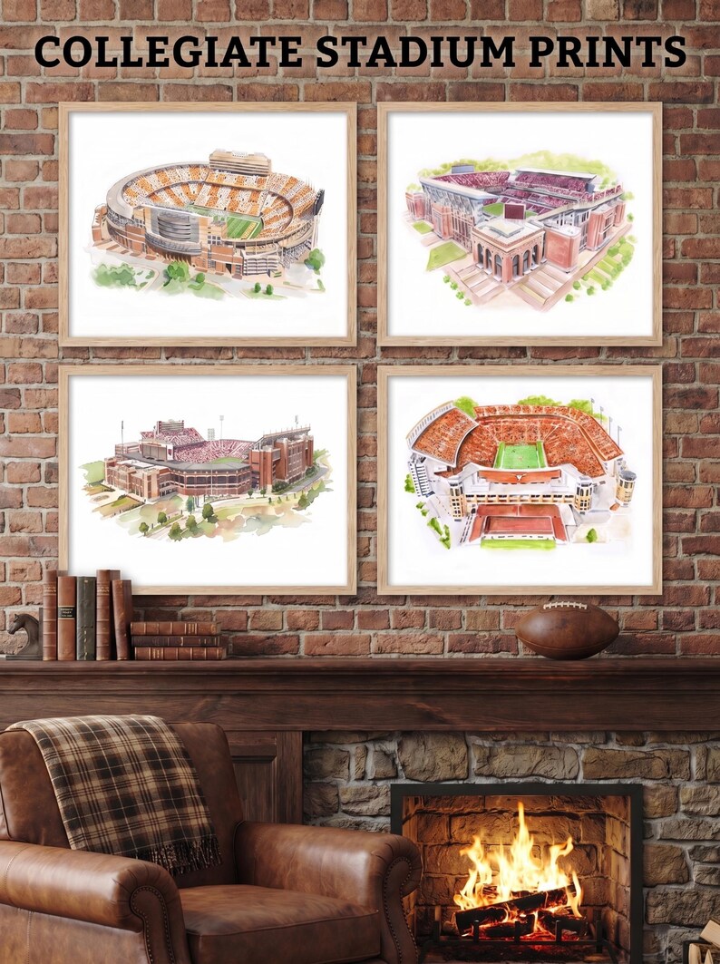 Pode incluir: Quatro impress&otilde;es em aguarela emolduradas com o t&iacute;tulo COLLEGIATE STADIUM PRINTS, cada uma representando um est&aacute;dio desportivo diferente em tons de laranja, vermelho e castanho. As molduras de madeira clara est&atilde;o numa parede de tijolo.
