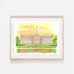 Pode incluir: Uma pintura em aguarela de um edif&iacute;cio de tijolo com uma torre central e colunas brancas, contra um c&eacute;u amarelo. A cena inclui um relvado verde, canteiros de flores cor de laranja e &aacute;rvores, numa moldura de madeira clara.
