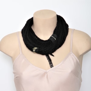 Collana con sciarpa di lana lavorata a mano, sciarpa nera, gioiello importante, accessorio di Britney