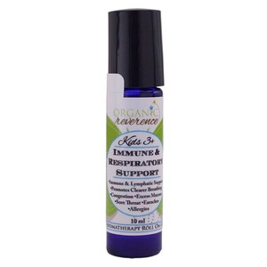 Puede incluir: Una botella de roll-on de vidrio azul con una tapa negra etiquetada "ORGANIC reverence Kids 3+ IMMUNE & RESPIRATORY SUPPORT" con una lista de beneficios que incluyen "Soporte inmunol&oacute;gico y linf&aacute;tico", "Promueve una respiraci&oacute;n m&aacute;s clara", "Congesti&oacute;n", "Exceso de moco", "Dolor de garganta", "Dolor de o&iacute;dos", "Alergias". La botella contiene 10 ml de aceite de roll-on de aromaterapia.