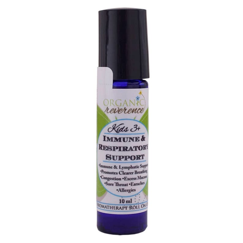 Puede incluir: Una botella de roll-on de vidrio azul con una tapa negra etiquetada "ORGANIC reverence Kids 3+ IMMUNE & RESPIRATORY SUPPORT" con una lista de beneficios que incluyen "Soporte inmunol&oacute;gico y linf&aacute;tico", "Promueve una respiraci&oacute;n m&aacute;s clara", "Congesti&oacute;n", "Exceso de moco", "Dolor de garganta", "Dolor de o&iacute;dos", "Alergias". La botella contiene 10 ml de aceite de roll-on de aromaterapia.