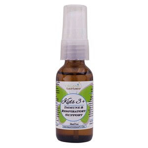 Puede incluir: Una botella de vidrio marr&oacute;n con un atomizador transparente, etiquetada "Kids 3+ Immune & Respiratory Support 30ml/1oz Aromatherapy Oil" con un logotipo de mariposa verde y las palabras "Organic Reverence" en un c&iacute;rculo blanco.