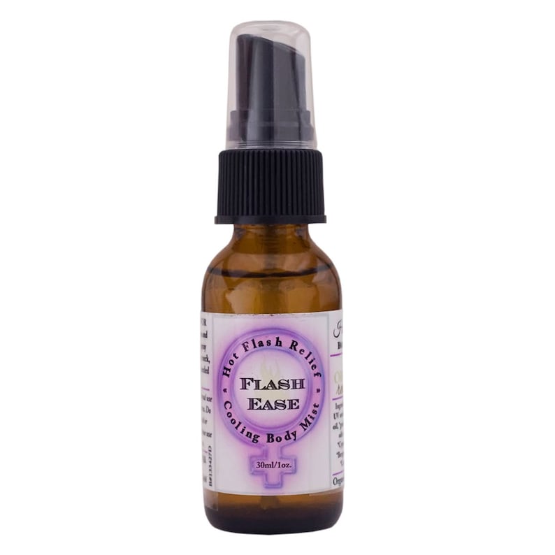 Puede incluir: Una botella de vidrio marr&oacute;n con un pulverizador negro. La etiqueta es blanca con texto morado que dice "Hot Flash Relief - Flash Ease - Cooling Body Mist - 30ml/1oz."