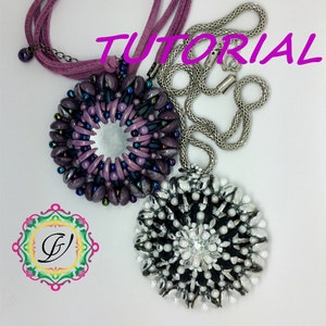 Pode incluir: Dois colares de contas com pingentes redondos. O pingente à esquerda é roxo e iridescente, enquanto o pingente à direita é preto e branco com um cristal transparente no centro. A palavra "TUTORIAL" está escrita em letras cor-de-rosa na parte superior da imagem.