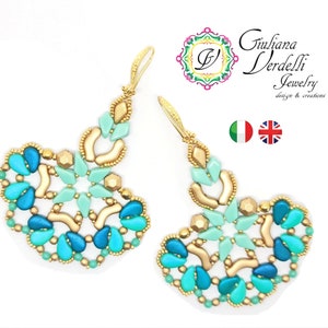 Könnte beinhalten: Ein Paar handgefertigte Ohrringe in Fächerform mit goldenen, blaugrünen und türkisfarbenen Perlen. Die Ohrringe haben ein zartes, filigranes Muster.