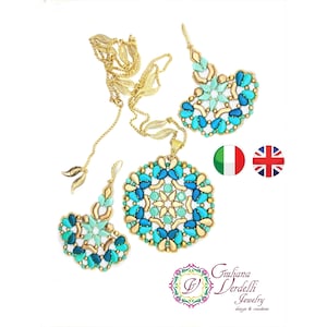 Könnte beinhalten: Ein goldfarbenes Schmuckset mit Halskette, Ohrringen und Anhänger. Die Teile sind mit türkisfarbenen und blauen tropfenförmigen Perlen und goldfarbenen Akzenten verziert. Das Set enthält eine lange Kette mit blattförmigen Details und einen Anhänger mit floralem Design.